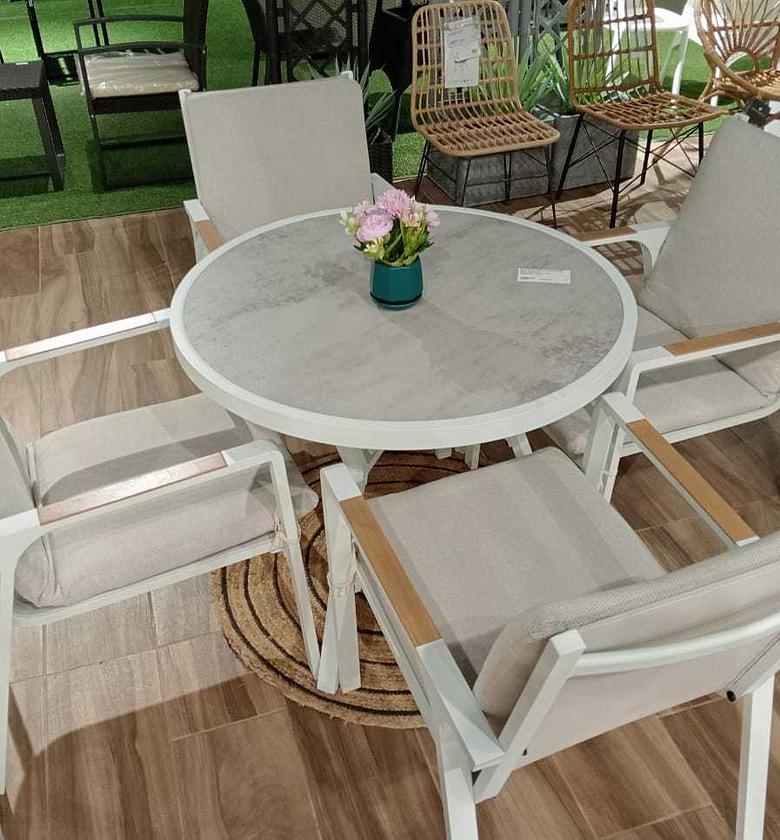 Outdoor round table+-4 chairs image