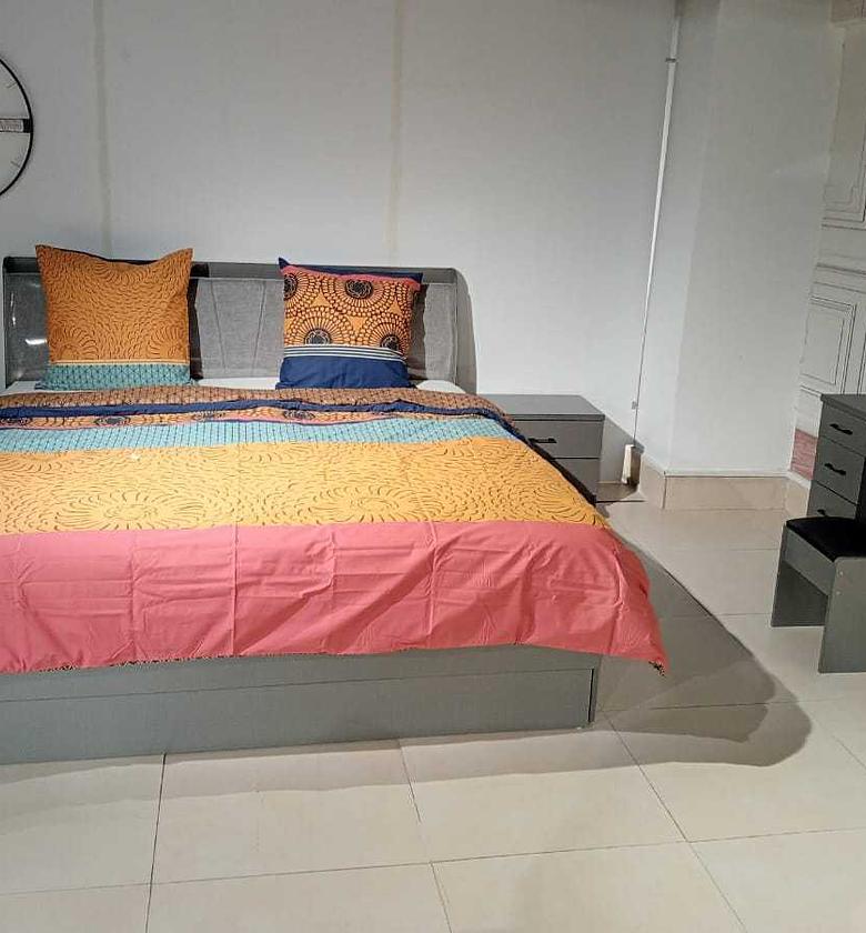 Bed 1.8x2m + 2pcs night image