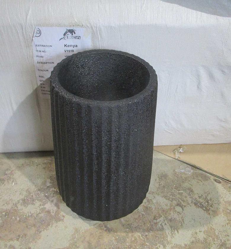 Planter pot polyresin black image