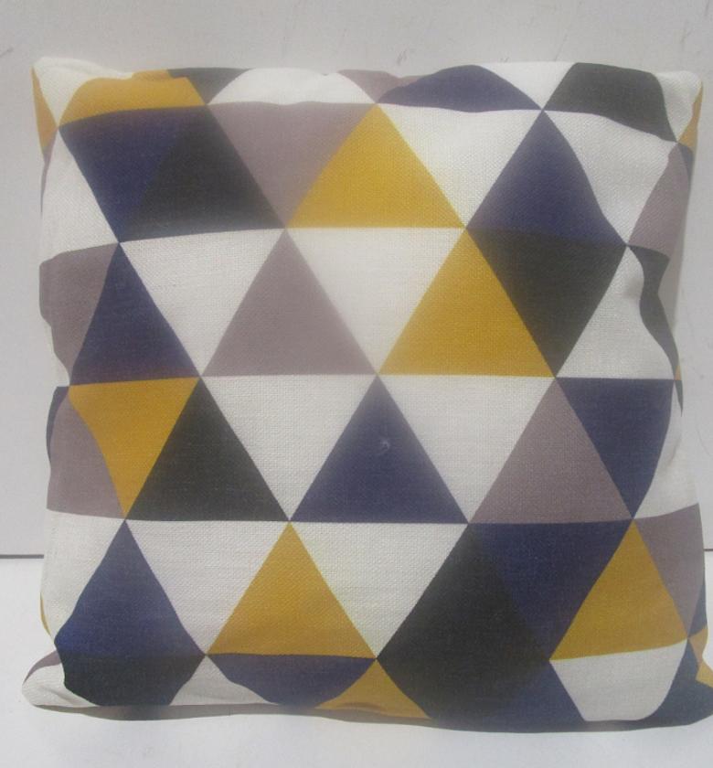 Cushion triangle cover 45x45 image