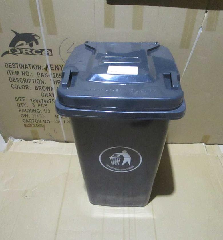 Dustbin  plastic   100l w image