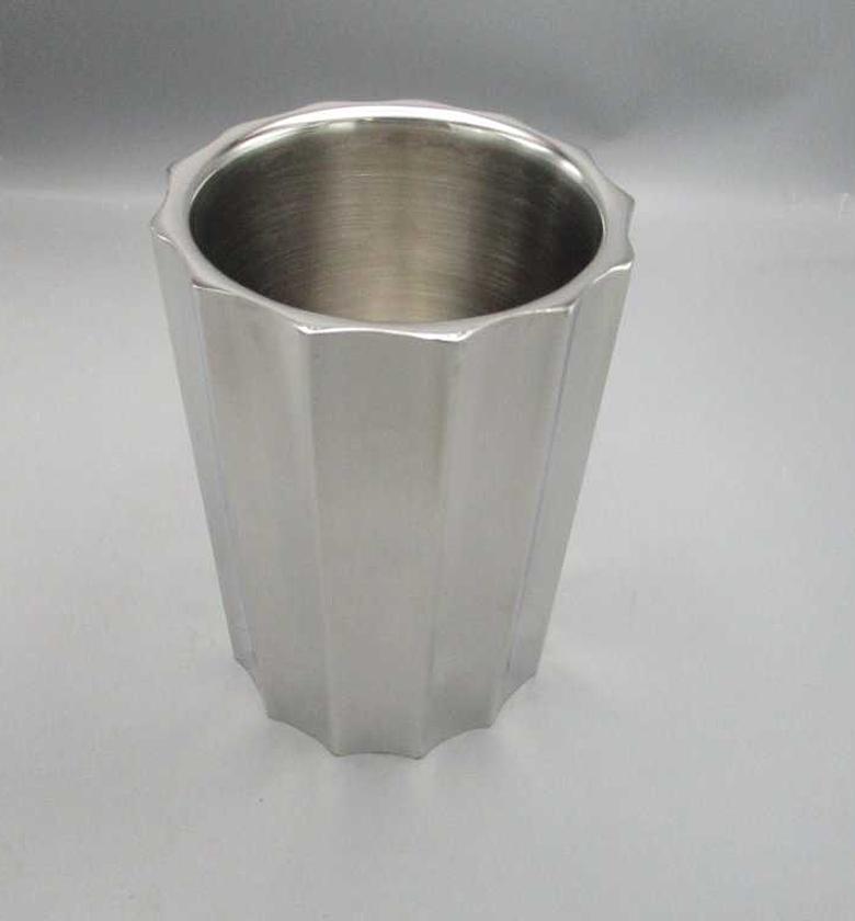 Ice bucket/ wine cooler d image