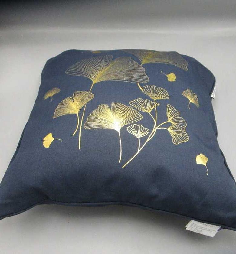 Cushion removable cover piping image